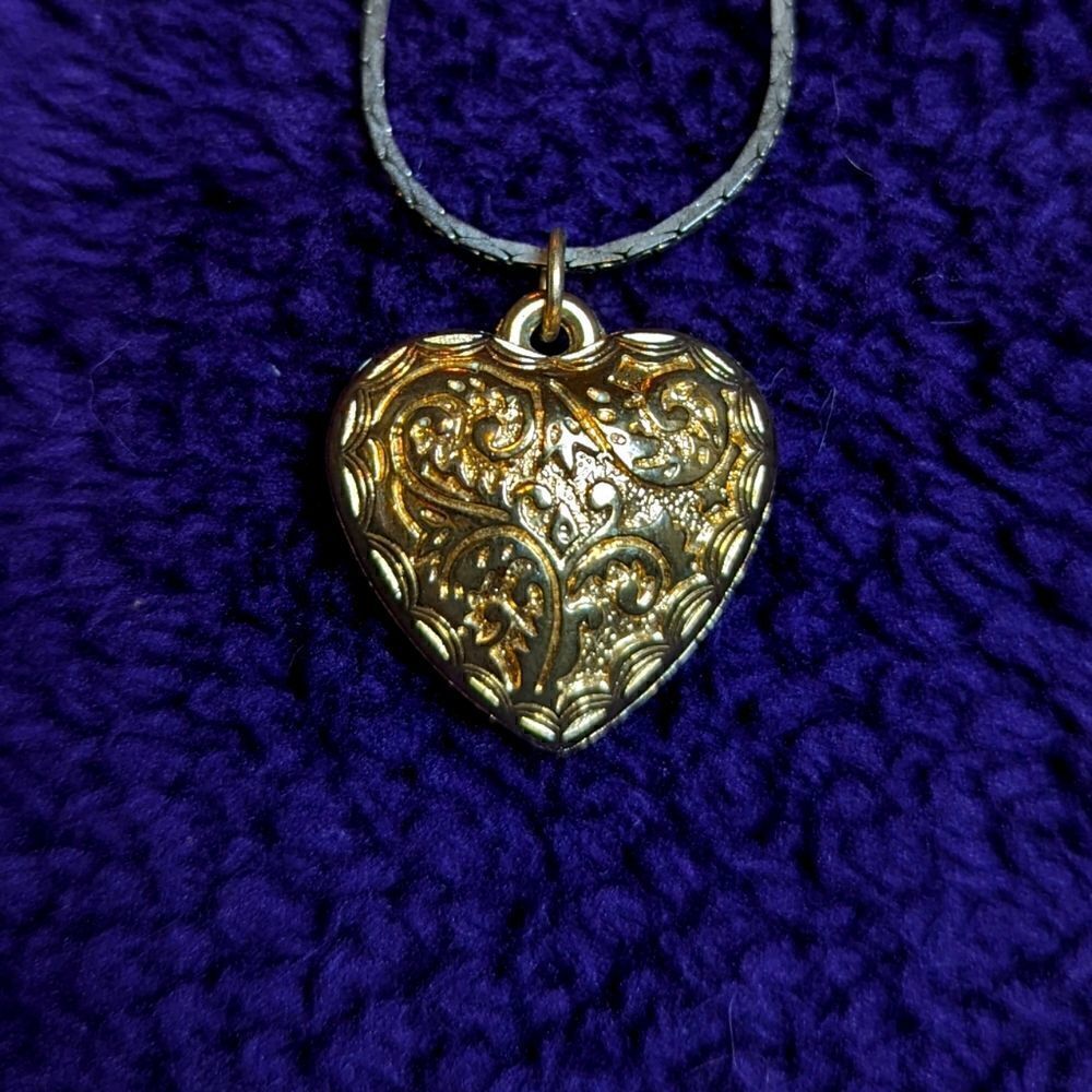 Vintage heart pendant w/chain 